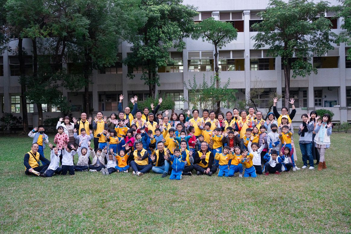台中黎明扶輪社於太平國小拍攝手牽手十年有成紀錄